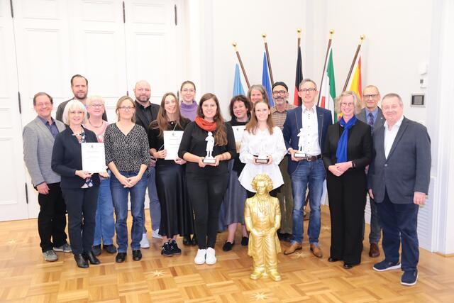 Hier sind sie, die strahlenden und stolzen Sieger des diesjährigen Schaufensterwettbewerbs. 3. vr. Bürgermeisterin Nicole Unterseh, rechts daneben Projektleiter Frank Wittwer und Stephan Eisel.  | Foto: we