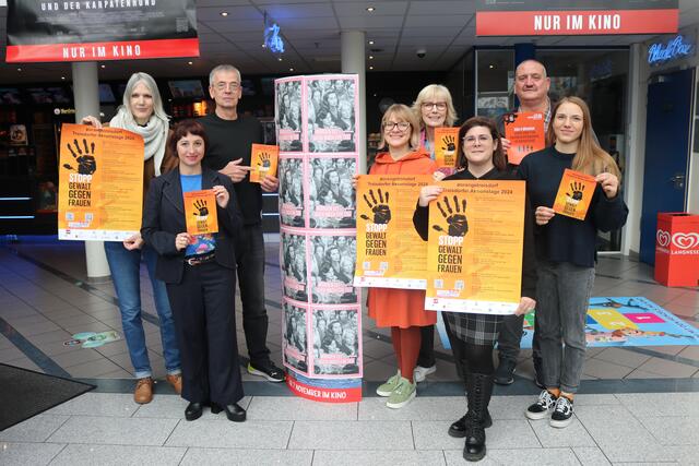 Gemeinsames Engagement (von linka): Kirsten Steinhoff-Fahadi (Leiterin Mehrgenerationenhaus), Zuleydy Reyes Reyes (Frauenzentrum). Michael Brüggehagen (Cineplex), Anna Friesen (Jugendamt),  Petra Römer-Westarp (Gleichstellungsbeauftrage der Stadt), Antonella Maglieri (Familienhilfe SOFA), Frank Lang (Stadtsportverband) und Helena Graffé (Leitung Jugendzentrum Q).  | Foto: Kaiser