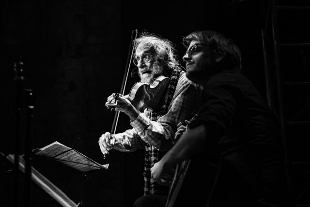 Durch die einzigartige Kombination aus Geige und Gitarre befreien Klaus der Geiger und Marius Peters die „Seele“ der Stücke.  | Foto: Volker Neumann