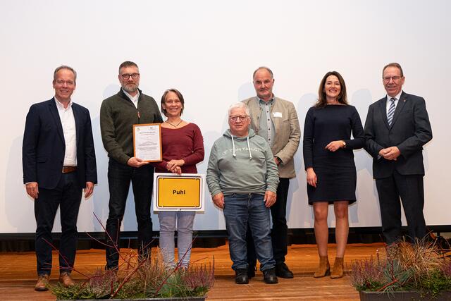 Landrat Jochen Hagt und Bürgermeisterin Larissa Weber (v.r) gratulierten der Delegation aus Puhl.                                                 | Foto: OBK