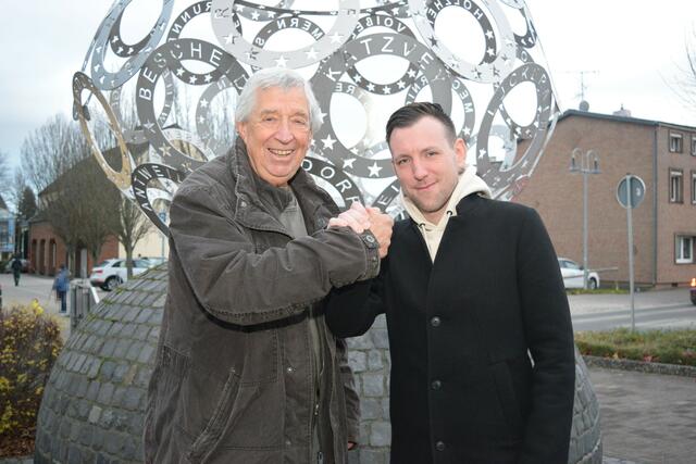 Freunde fürs Leben: Der 36-jährige Max aus Bad Münstereifel, rechts mit Hilfsgruppen-Chef Willi Greuel, war an Leukämie erkrankt. Sein Leben konnte durch eine Stammzellen-Übertragung gerettet werden. Jetzt appelliert er an die Eifeler Bevölkerung, sich am 8. Dezember für den siebenjährigen Leo typisieren zu lassen.  | Foto: Reiner Züll