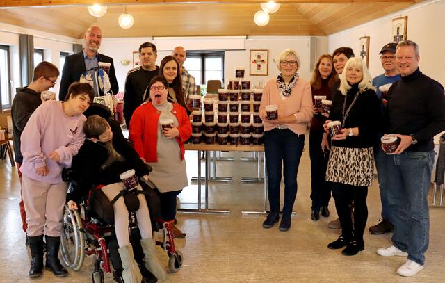 Übergabe der 200 Keksdosen an Liane Althoff (6.v.r.) für die Tafel in Wiehl.  | Foto: BWO, F. Jansen