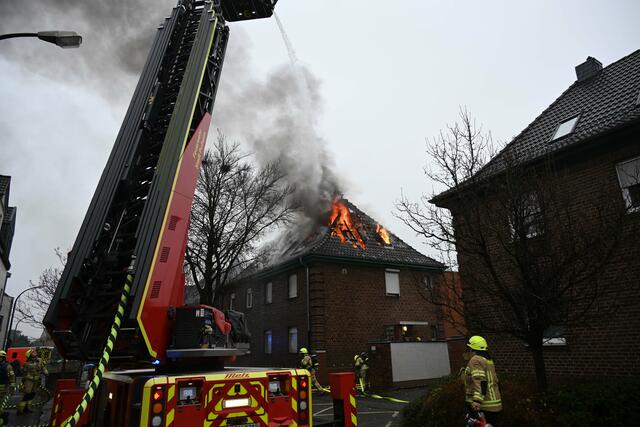 Alle Maßnahmen der insgesamt gut 50 eingesetzten Kräfte konnten den Totalverlust des Dachgeschosses nicht verhindern.  | Foto: Feuerwehr Pulheim