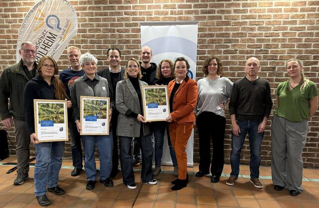 In  einer  kleinen  Feierstunde  im  Rathaus  wurden  die Projekte der Preisträger von Bürgermeister Frank Keppeler und Lydia Bauer von der Westenergie AG gewürdigt.  | Foto: Stadt Pulheim