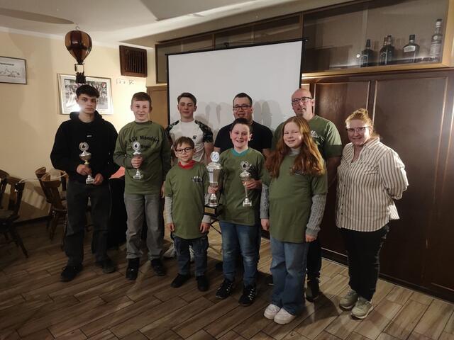 Die erfolgreichen jungen Angler und der neue Vorstand der Jugend des ASV Mondorf. | Foto: ASV
