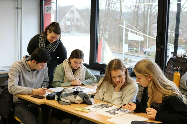 In Arbeitsphasen identifizierten die Schüler:innen über vorbereitete Arbeitsblätter wie. Desinformationskampagnen und rechtsextreme Propagandabilder.  | Foto: (c) Gesamtschule