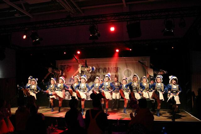 Stimmung von Beginn an. Flotte Tänze mit akrobatischen Einlagen - nur einer der begeisternden Programmpunkte.  | Foto: Giulia Simon
