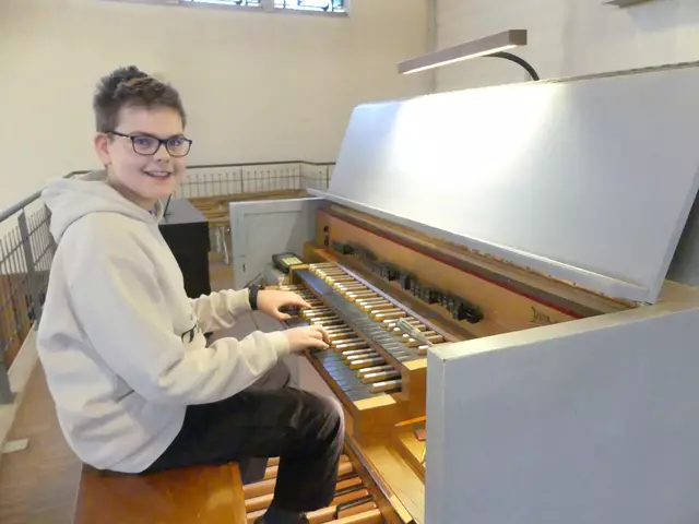 Wenn Paul Stasch auf der Orgelbank sitzt, liegt immer ein Lächeln auf seinem Gesicht.  | Foto: Gast