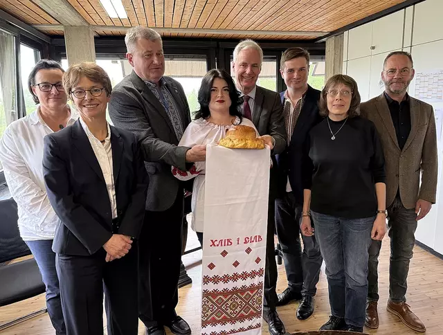 Sabine Zilger, Prof. Dr. med. Alexandra Philipsen, Sergii Kasian, Nina Taraniuk mit Brot und Salz zur Begrüßung, Dr. Rolf Schumacher, Vitaliy Krusch, Nelly Grundwald und Joachim Krebs.  | Foto: Gemeinde Alfter