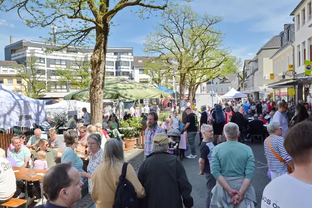 Ein perfektes Sommerwetter lockte tausende Besucher zur diesjährigen Ausgabe des „Eitorfer Frühling“ mit beinahe 100 Ausstellern und Akteuren. | Foto: Herkenrath