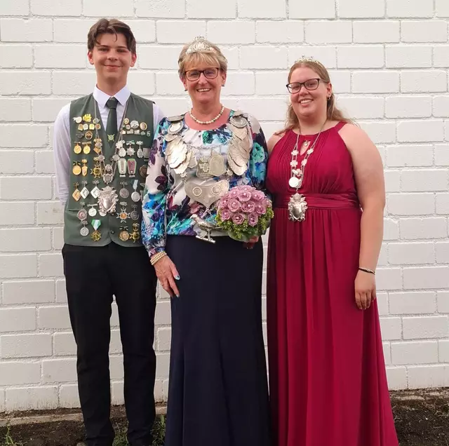 Die amtierenden Majestäten 2024/2025: Schützenkönigin Elke Franke, Schülerprinz Felix Kraus und Jugendprinzessin Mara Nieswandt.  | Foto: St. Sebastianus Schützengesellschaft Gleuel