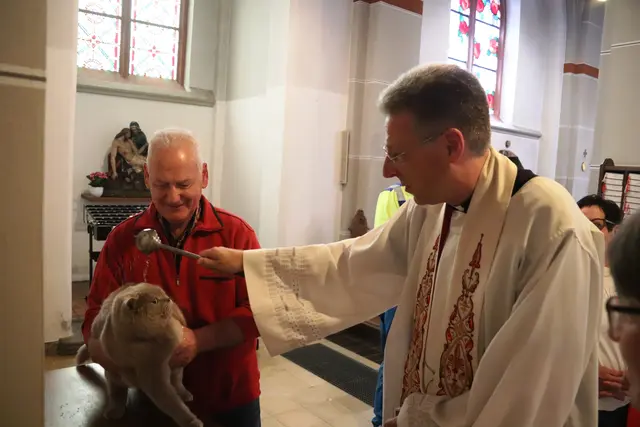 Nicht jeder der Vierbeiner schien mit der Segnung, genauer gesagt dem Weihwasser, einverstanden zu sein. | Foto: Steimel