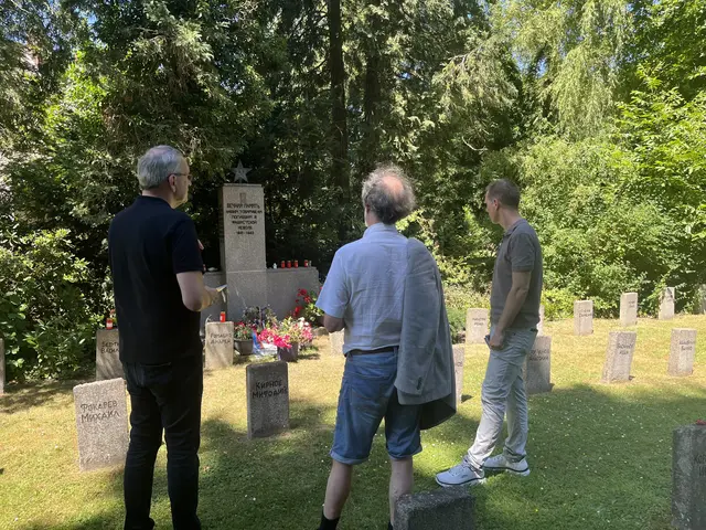 Bürgermeister Stefan Rosemann (links), Ratsmitglied Raymund Schoen (Mitte) und Stadtarchivar Jan Gerull (rechts) auf dem Gräberfeld E17.  | Foto: Kreisstadt Siegburg
