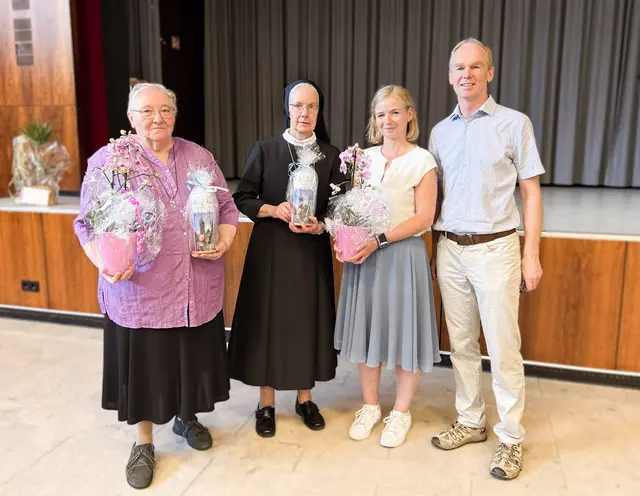 Sr. M. Clementine Ferdinand, Sr. M. Theresia Winkelhöfer, Daniela Landsch und Dr. med. Rolf Scholer-Everts bei der Jubiläumsfeier zu 160 Jahren ADJC in Wesseling (von links).  | Foto: Haas
