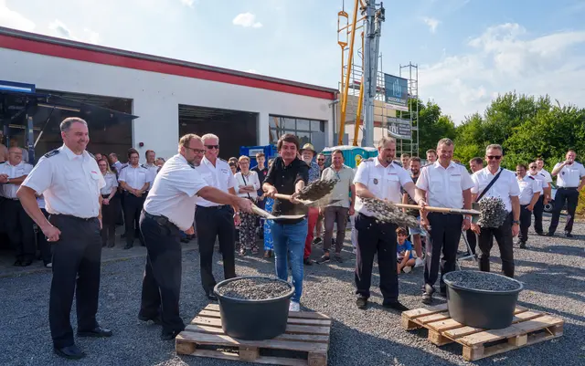 Feuerwehrchef Markus Henkel, Bürgermeister Mario Dahm und der neue Löscheinheit Leiter Jörg Kreidler (v.li.) beim symbolischen Spatenstich. | Foto: Heimermann