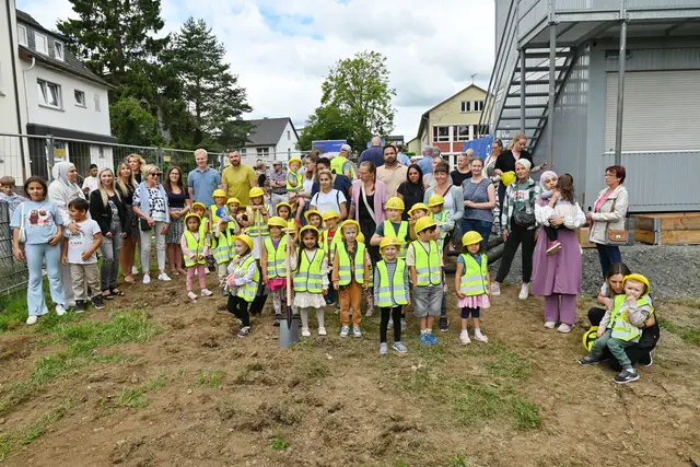 Ein Teil der KiTa-Kinder war extra zur Baustelle gekommen, um sich vom Fortschritt zu überzeugen und um eventuell selber mitzuhelfen. | Foto: Herkenrath