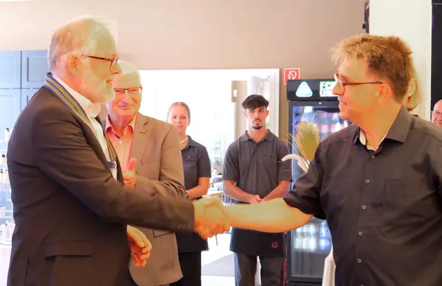 Helge Rottmann, bisheriger Präsident des Rotary Clubs, beglückwünscht seinen Nachfolger Ralf Holtkötter.  | Foto: Rotary Troisdorf