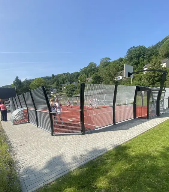 Fast vier Jahre nach der Flut nutzen die Schüler*innen begeistert Soccer-Courts für Feldhockey, Volleyball, Basketball und Fußball sowie ein Court mit Calisthenics-Geräten und ein grünes Klassenzimmer.  | Foto: Angelica Netz, Rotary Club EU-Burgfey