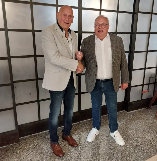 (v.r.) Dr. Ulrich Malorny gibt den Taktstock an den neuen Lions-Präsidenten Manfred Weigand weiter. | Foto: Lions Club Hürth