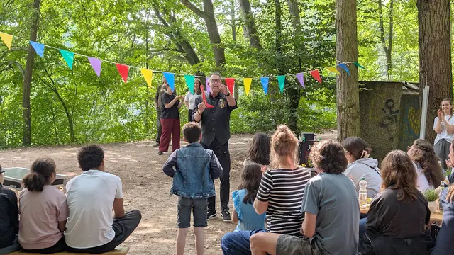 Martin der Zauberer aus Rheidt zog die Teilnehmer des Kreidekreis-Sommerfestes in seinen Bann.  | Foto: Kölner Kreidekreis