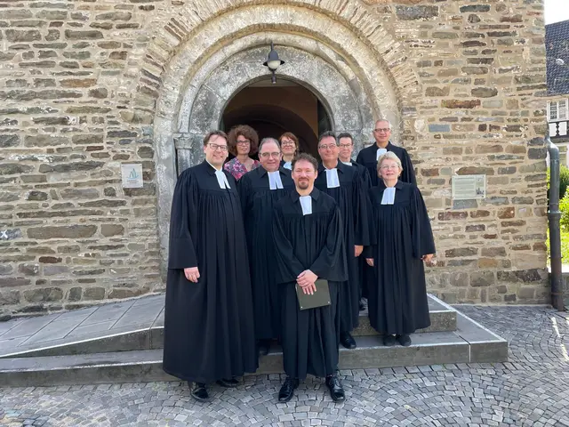 Superintendent Michael Braun (l.) mit Tim Görres (M.) sowie Pfarrer Henning Strunk, Gemeindereferent Harald Hüster, Pfarrerin Ulrike Pietschmann, Pfarrer Johannes Vogelbusch, Presbyterin Martina Bogenholm, Vikarin Dr. Judith Fresen und Prädikantin Anne Adolphs. | Foto: Uwe Söhnchen