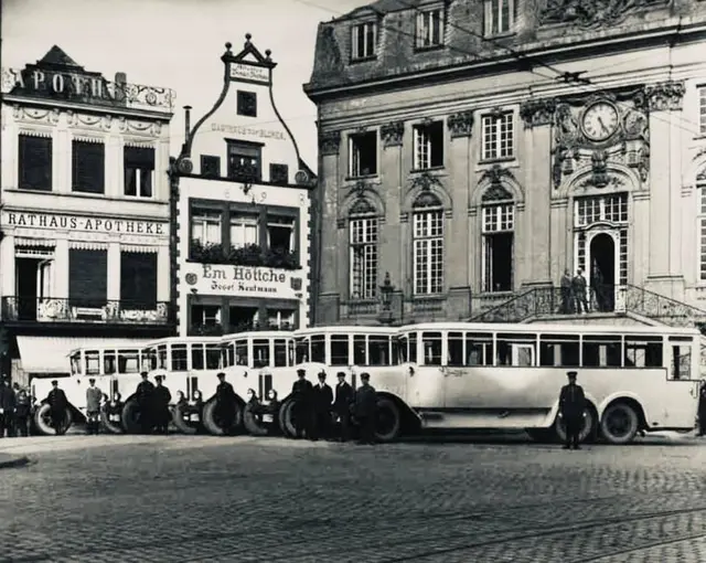 Busse der Bonner Verkehrsgesellschaft parken vor dem alten Rathaus am Bonner Marktplatz im Jahr 1925.  | Foto: Stadtwerke Bonn