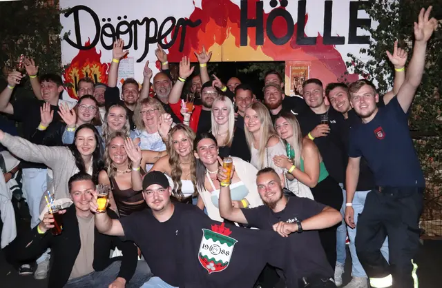 Auch der Freundeskreis „Maiclub Obersaurenbach“ freut sich über ein Foto von seinem „Höllenbesuch“. | Foto: Steimel