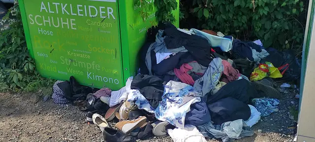 Lose Schuhe, Kleidungsstücke und oft auch anderer Müll liegt an vielen Stellen neben den Altkleidercontainern.  | Foto: Bracker