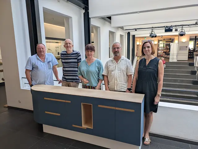 Die Jury „Die Gute Form“ steht hinter dem Gewinnerstück des Jahres (v.l.n.r. Heinz Fink, Wolfgang Schmeil, Dr. Gundula Caspary, Ingo Reßler und Jennifer Stein.  | Foto: Kreishandwerkerschaft