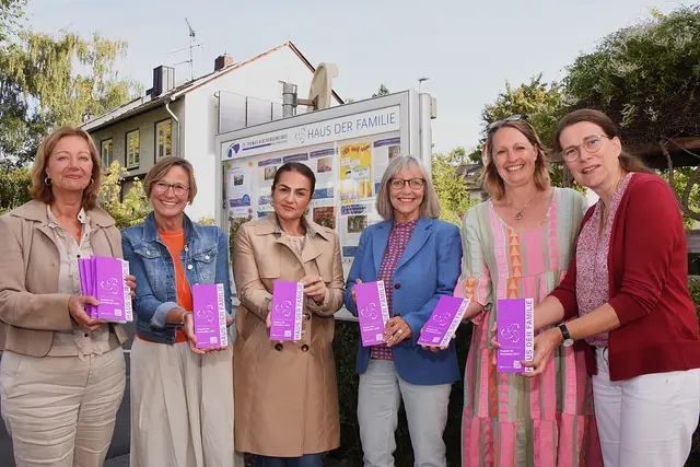 Carola Jacke, Sabine Theil, die Auszubildende Gülseren Yazici, Kommunikationsberaterin Anja Martin, Katharina Bete und Susanne Behnke präsentierten das neue Semesterprogramm des Hauses der Familie.  | Foto: AS