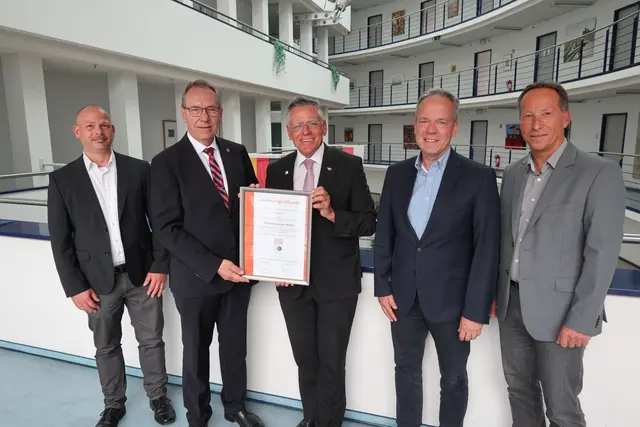 Tobias Wieber, Landrat Jochen Hagt, Hans-Jürgen Petrauschke, Kreisdirektor Klaus Grootens und Frank Herhaus (v.l.).  | Foto: OBK