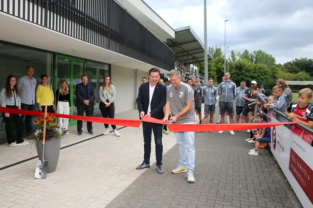 Gemeinsam durchschnitten Bürgermeister Ulrich Stücker und der Vizevorsitzende des FV Wiehl, Sascha Heinrichs, das rote Band.  | Foto: Christian Melzer