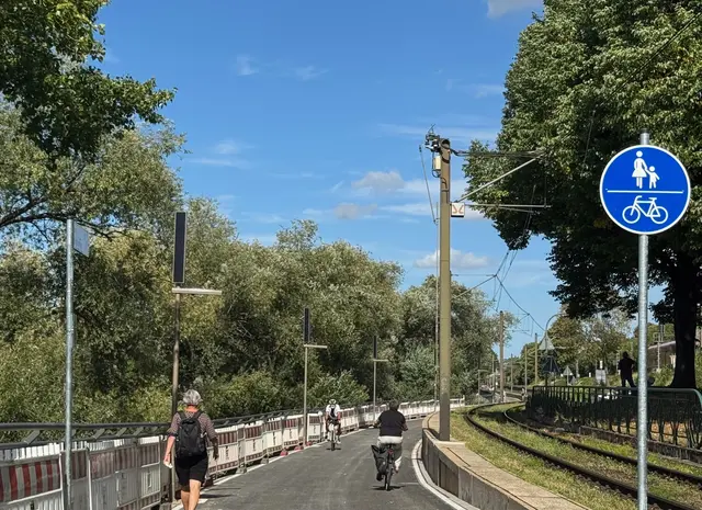 Vom Radwegeanschluss „Am Steinchen“ machten sich am Eröffnungstag die ersten Drahteselnutzer auf den neuen Weg, den sich künftig Radfahrer und Fußgänger teilen. Da ist gegenseitige Rücksichtnahme gefragt. | Foto: Zumbusch