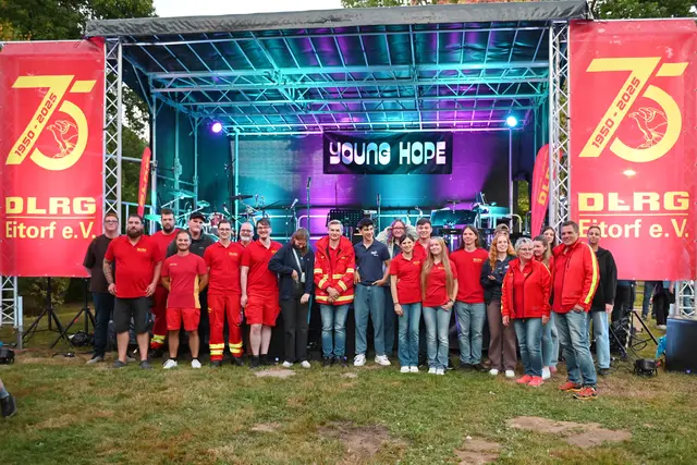 Eine tolle Geburtstagsfeier mit guter Präsentation ihrer ehrenamtlichen Arbeit hatte das Orga-Team der Eitorfer DLRG auf die Beine gestellt. Belohnt wurden sie mit vielen Besuchern bei schönem Wetter. | Foto: Herkenrath