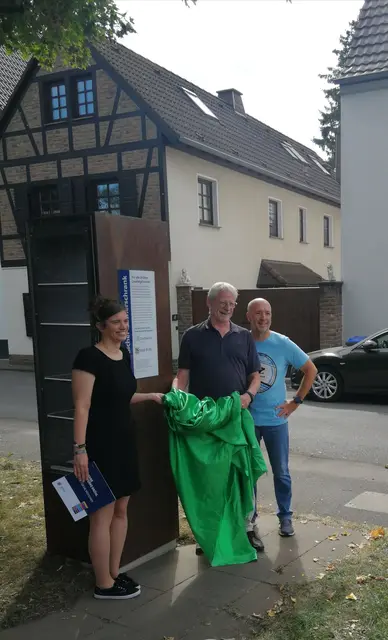 Das Foto zeigt Kerstin Lammer (Marketing Stadtwerke Brühl GmbH) Bürgermeister Dieter Freytag und Lars Berger, Vorsitzender der Dorfgemeinschaft Brühl-Schwadorf (von links).  | Foto: Stadt Brühl