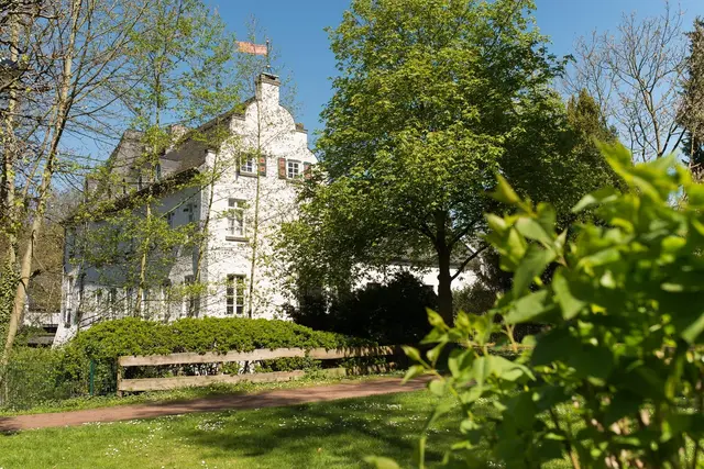 Tag des offenen Denkmals in der Burg Gleuel: Interessant sind die vollständig erhaltene Grabenanlage mit Burgpark, ein Rittersaal mit Kölner Decke von 1682 und eine seltene, aufgemalte Wandtapete des 19. Jahrhunderts. | Foto: Stadt Hürth