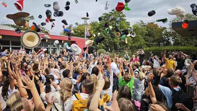 Hüte und Kappen warfen die neuen Fünftklässler in die Luft zu ihrem Neustart im gerade erst fertiggestellten Neubau am Heinrich-Böll-Gymnasium.  | Foto: Heinrich-Böll-Gymnasium