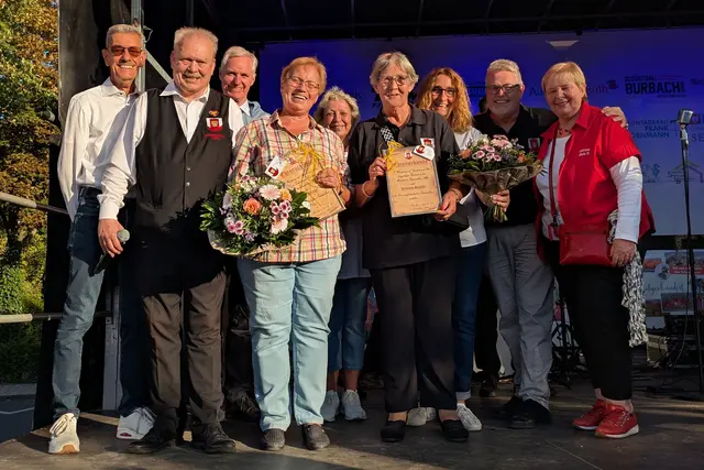 Wunderbare Würdigung: Klaus Hergarten (2. von links) überreichte Luise Wiechert (4. Von links) und Waltraud Schmitz (4. von rechts) ihre Ehrenurkunden.  | Foto: fes