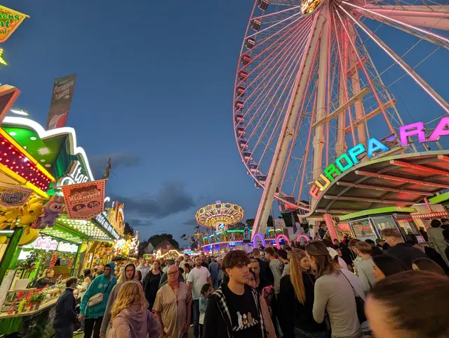Bunt und laut wie immer ging es auch beim 656. Pützchens Markt zu. | Foto: fes
