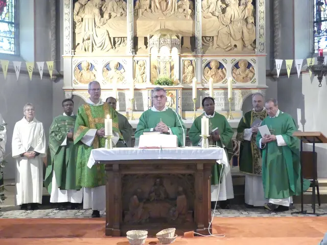 Kreisdechant Hans-Josef Lahr (rechts) führte Pfarrer Josef Gerards (Mitte) und das neue Pastoralteam feierlich ein.  | Foto: Gast
