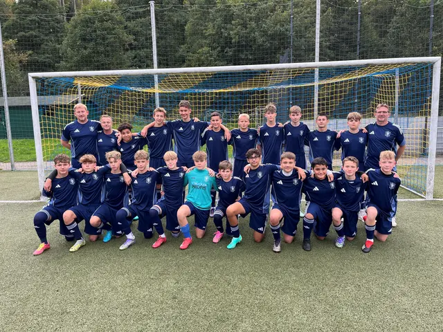 Die Bielsteiner C-Jungend mit Trainerteam - und alle in neuen Trikots, die durch einen Sponsorenlauf und Spenden finanziert werden konnten.  | Foto: Felix Draube