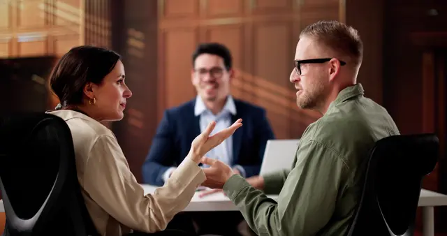 Die Schiedsperson wird in vielfältigen Bereichen tätig, zum Beispiel in Nachbarschaftsstreitigkeiten, bei der Beachtung der Hausordnung, bei Schadenersatzansprüchen, aber auch in Fällen leichter Körperverletzung, des Hausfriedensbruchs, der Beleidigung oder der Sachbeschädigung.  | Foto: Andrey Popov / Stock.Adobe.com