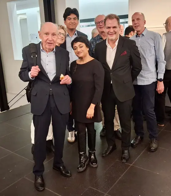 40 Jahre Indienhilfe (von links): Gründungsvater Hermann Morgenstern, Anandi Morgenstern mit Ehemann Prof. Andreas Grimm. Weitere Mitglieder der Familie Morgenstern und Joachim Schneider, früherer Lehrer am Anno Gymnasium Siegburg.  | Foto: G.Fuchshofen