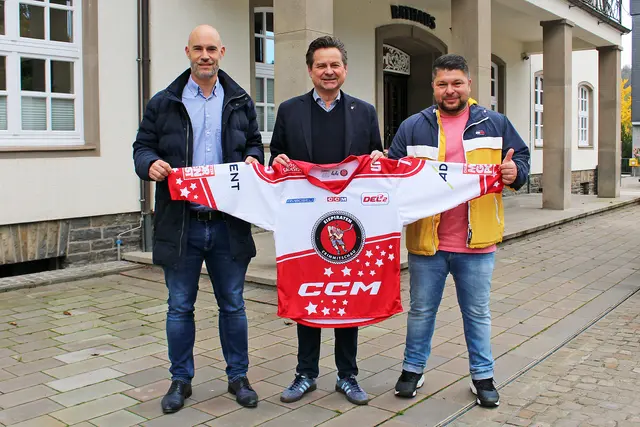 Hatten das Trikot des Eishockey-Zweitligisten Eispiraten Crimmitschau für Bürgermeister Ulrich Stücker von ihrer Mountainbike-Tour durch Ostdeutschland mitgebracht: Bastian Klees (l.) und Christopher Pethe (r.) vom BSV Bielstein.  | Foto: Stadt Wiehl