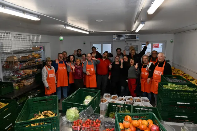 Ein Teil des Teams der Gummersbacher Tafel in der Karlstraße.  | Foto: Wolfgang Abegg