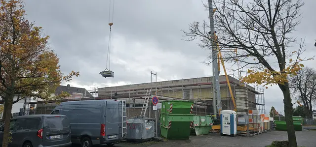 Eigentlich sollte nur die Dämmung der Turnhalle an der Grundschule in Buschhoven erneuert werden. Doch nun zeigte sich, dass es ein Problem mit der Statik geben könnte.  | Foto: mt