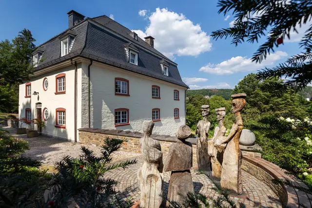 Der Kunstspaziergang in Wiehl beginnt am Burghaus Bielstein - an der Skulpturengruppe „Könige“.  | Foto: Joachim Gies