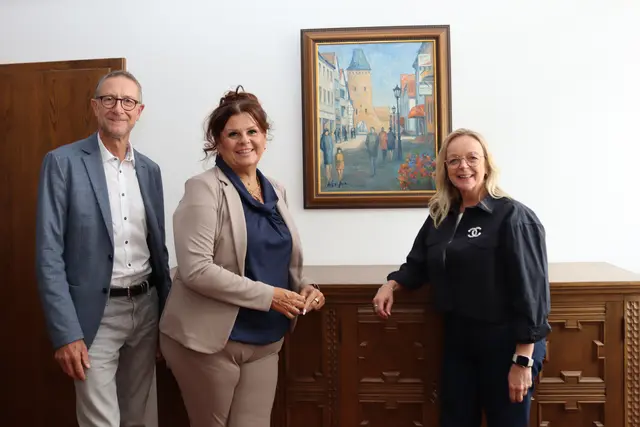 Dank Norbert Schneider (l.), Regionaldirektor der AOK Rheinland/Hamburg, und Jessica Lammerich (m.), Regionaldirektorin der AOK Rheinland/Hamburg hängt das Gemälde von Konrad Schaefer zur Freude von Ex-Bürgermeisterin Sabine Preiser-Marian (r.) nun im Rathaus.  | Foto: Rößler/Stadt Bad Münstereifel