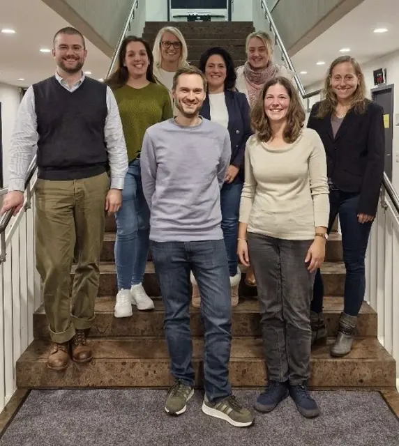 Das Foto zeigt die Mitglieder des neuen Jugendamtselternbeirat 2025/26: Von hinten links: Max Meier-Schuster, Sarah Raschke, Sabine Kehlenbach, Mariam Barrett, Nina Preiß, Claudia Klein. Von vorne links: Christoph Krieger, Sabine Engel.  | Foto: Stadt Bornheim