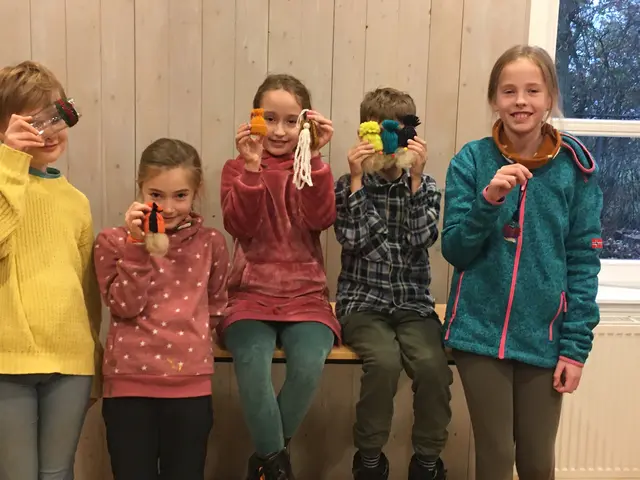 Die Kinder der Wollwerkstatt basteln fleißig Wollwichtel und Hygge-Lichter für die Waldweihnacht.  | Foto: Umwelt- und Naturparkzentrum Friesheimer Busch